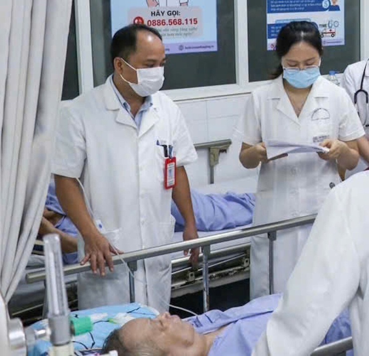 TS.BS Tạ Quang Thành (trái ảnh) thăm khám cho bệnh nhân. Ảnh: Quang Anh 