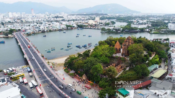 Nằm trên đồi Cù Lao bên bờ sông Cái, Tháp Bà Ponagar là một trong những di tích lịch sử - văn hóa tiêu biểu của TP.Nha Trang (cũ, nay là phường Bắc Nha Trang), tỉnh Khánh Hoà. Rất nhiều du khách quốc tế ấn tượng với công trình cổ kính, linh thiêng này.