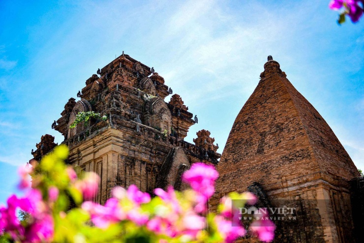 Tháp Bà Ponagar có kỹ thuật xây dựng và phương pháp chế tạo ra những viên gạch để xây các đền tháp hết sức độc đáo, cho đến nay vẫn còn có nhiều câu hỏi chưa tìm được lời giải đáp.
