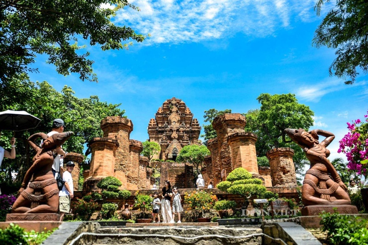 Khu di tích Tháp Bà Ponagar là một quần thể kiến trúc gồm có tháp cổng, Mandapa và khu đền tháp. Tuy nhiên, do biến động của lịch sử nên hiện nay khu di tích còn lại 5 công trình kiến trúc ở hai mặt bằng là Mandapa và khu đền tháp.