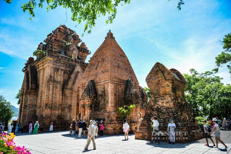 Khu đền tháp, hiện còn 4 tháp là: Tháp Đông Bắc hay còn được gọi là Tháp chính, cao 23m, được xây dựng lần đầu vào thế kỷ VIII và được xây dựng lại vào thế kỷ XI.