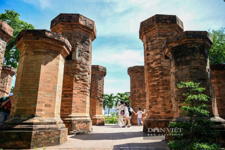 Khu vực Mandapa, có bốn hàng cột lớn hình bát giác, xây bằng gạch nung, bao gồm 10 cột lớn và 12 cột nhỏ.