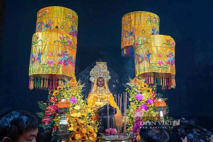 Bên trong tháp đặt tượng thờ Nữ thần Ponagar.