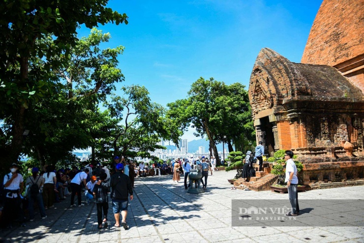 Ngày nay, Tháp Bà Ponagar là điểm đến quen thuộc của du khách khi đến thăm Nha Trang. Từ khu di tích, du khách có thể phóng tầm mắt ngắm nhìn sông Cái uốn lượn và toàn cảnh phố biển.