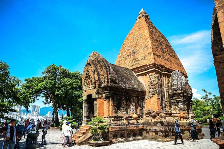 Tháp Nam cao 18m, có niên đại xây dựng vào thế kỷ XIII, đây là nơi thờ thần Shiva, còn theo truyền thuyết của người Việt thì tháp thờ chồng của Thiên Y A Na Thánh Mẫu nên gọi là tháp Ông.