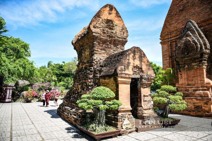 Tháp Đông Nam, ngôi tháp có quy mô nhỏ nhất chỉ cao 7,1m, có niên đại khoảng thế kỷ XI đến thế kỷ XII, thờ thần Skandha - con thần Shiva, còn theo truyền thuyết của người Việt, tháp thờ ông bà Tiều là cha mẹ nuôi của Thiên Y A Na Thánh Mẫu.