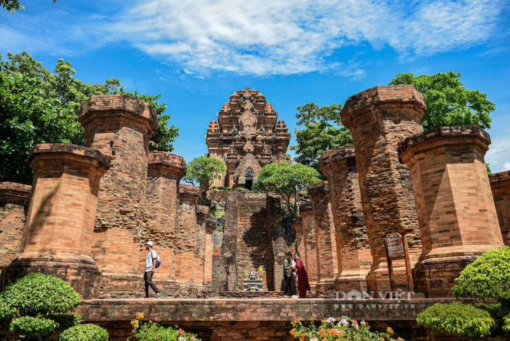 Di tích Tháp Bà Ponagar vốn được người Chăm xây dựng để thờ Nữ thần Ponagar, nhưng từ năm 1653, từ sự cộng cư, hòa cư của người Việt và người Chăm đã đánh dấu sự hình thành và phát triển một cách mạnh mẽ tín ngưỡng thờ Mẹ Xứ sở của người Chăm với tín ngưỡng thờ Thiên Y A Na Thánh Mẫu của người Việt.
