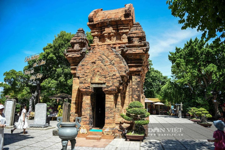 Tháp Tây Bắc, cao 9m, là ngôi tháp duy nhất còn khá nguyên vẹn về kiến trúc và trang trí, tháp thờ thần Ganesha, còn theo truyền thuyết của người Việt thì tháp thờ Cô, Cậu - con của Thiên Y A Na Thánh Mẫu.