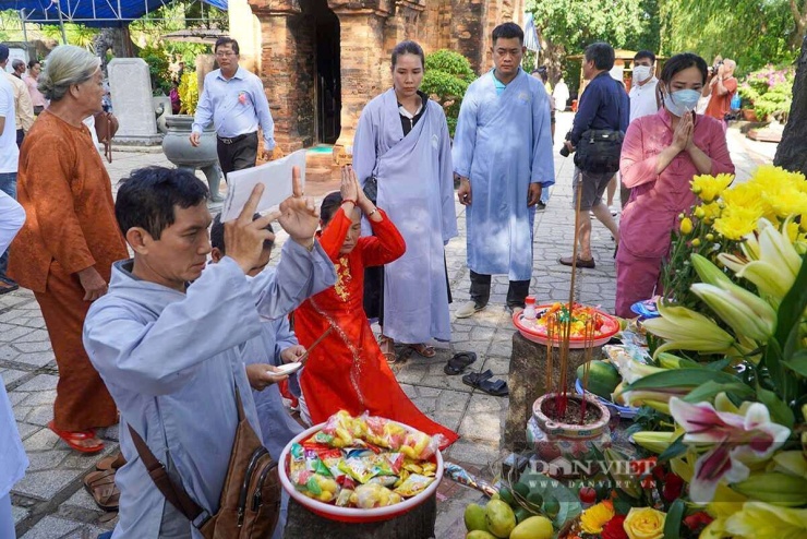 Hằng năm, nơi đây diễn ra Lễ hội Tháp Bà Ponagar vào tháng 3 âm lịch. Đây là một trong những lễ hội dân gian lớn của khu vực miền Trung, thu hút đông đảo người dân và du khách đến tham gia các nghi thức truyền thống như dâng hương, múa bóng và hát văn.