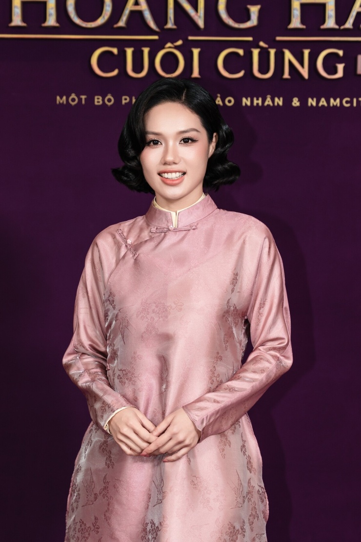 Diễn viên Trâm Anh khoe sắc trên thảm đỏ.