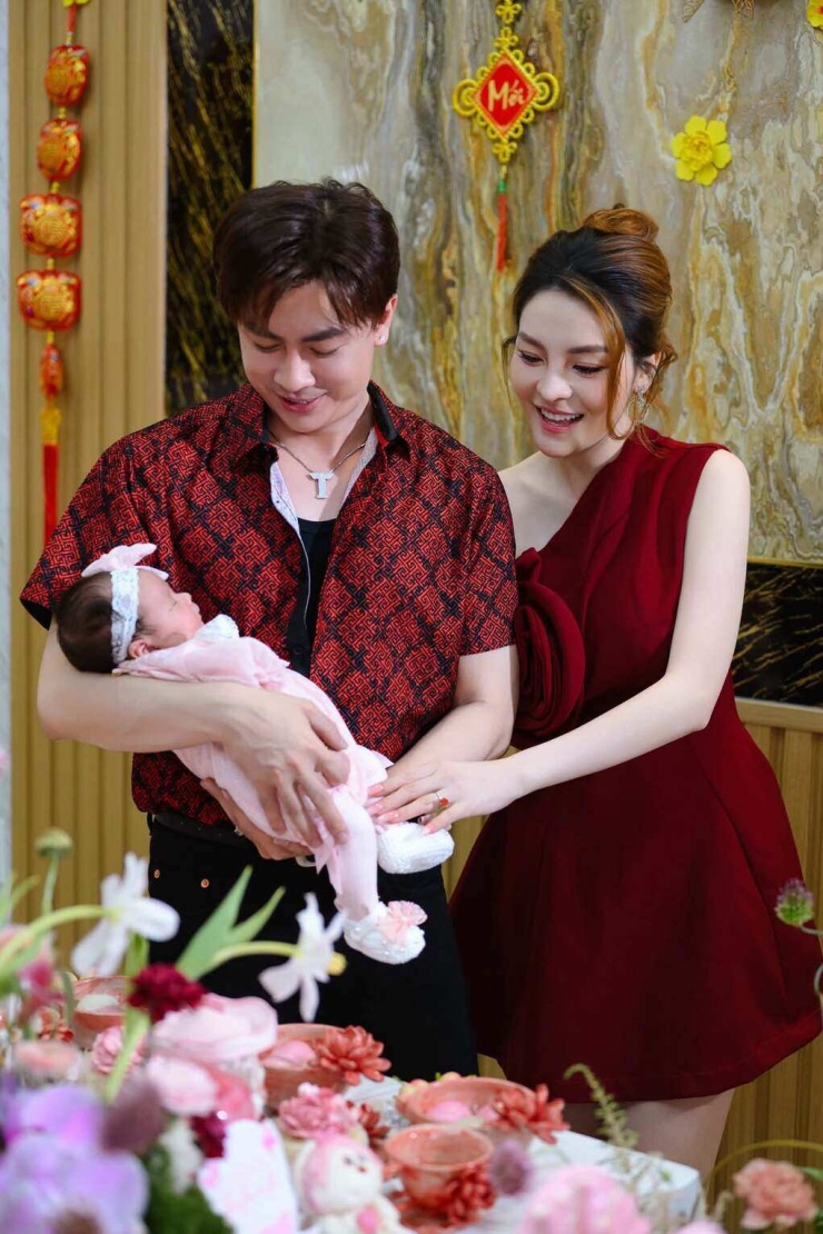 Ảnh sao 3/7: Mỹ Tâm 'gây thương nhớ' với áo dài trắng - 9
