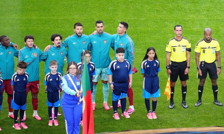 Cristiano Ronaldo đứng nghiêng sang trái khi các cầu thủ xếp hàng trong lễ chào cờ trước trận đấu bảng K World Cup 2026 giữa Bồ Đào Nha và Uzbekistan trên sân Houston, ngày 23/6/2026. Ảnh: AP