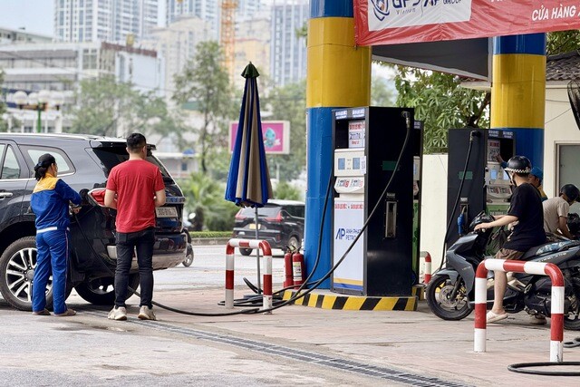 Giá xăng dầu trong nước tiếp tục giảm.