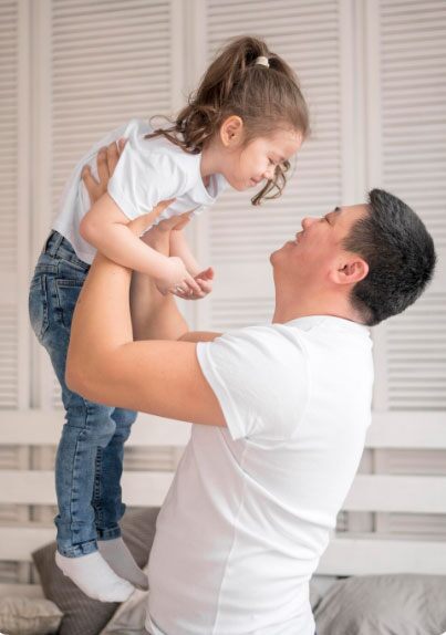 Khi được bố tin tưởng giao nhiệm vụ và trao quyền quyết định, con sẽ cảm thấy mình có giá trị, từ đó phát triển tính chủ động và sự tự tin trong cuộc sống. Ảnh minh họa