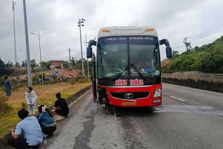 Ôtô khách hư hỏng phần đầu sau tai nạn. Ảnh: Hùng Lê