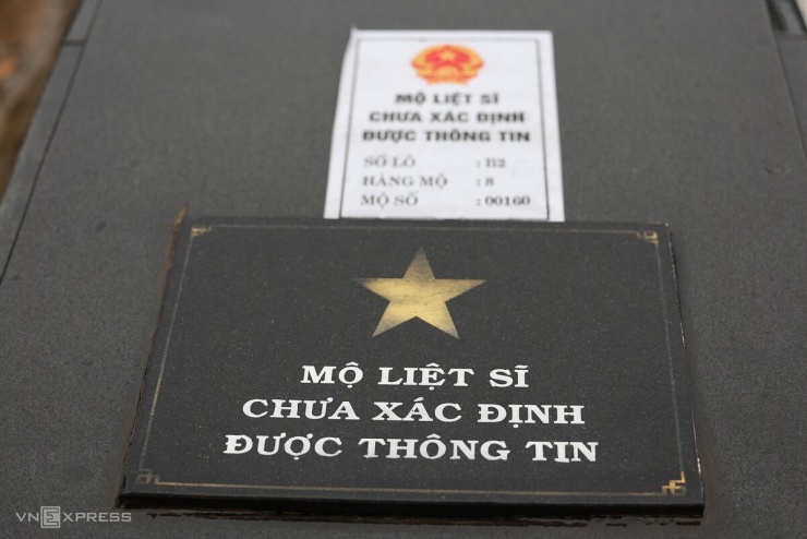 Bức chân dung cô gái, bình tông khắc tên trong mộ liệt sĩ khuyết danh - 2