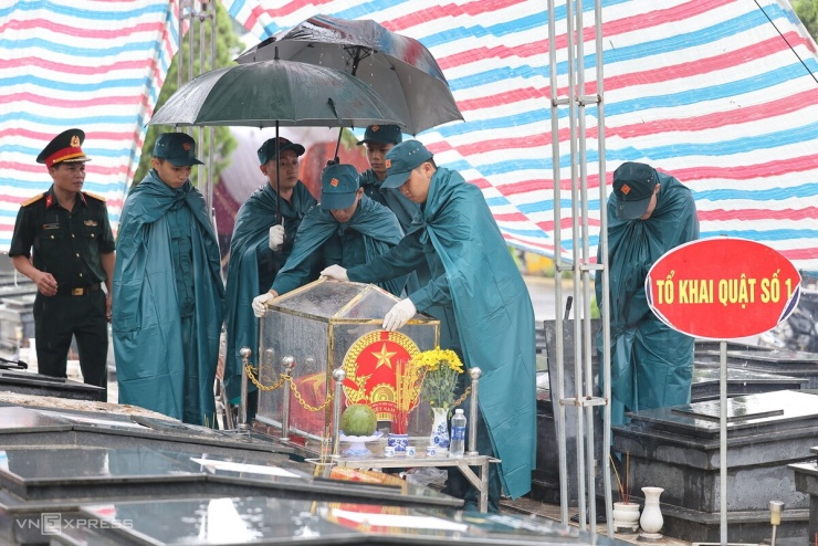 Bức chân dung cô gái, bình tông khắc tên trong mộ liệt sĩ khuyết danh - 1