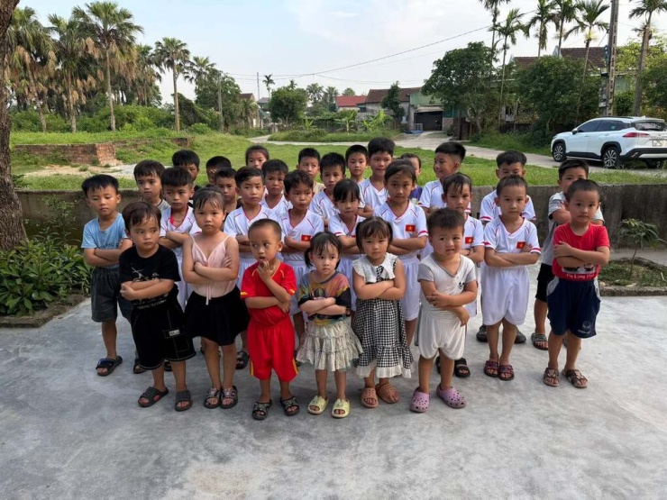 Nhóm trẻ nhỏ trong thôn Đại Tăng, xã Cẩm Duệ, Hà Tĩnh được anh Nguyễn Văn Tuấn, 27 tuổi rèn tính lễ phép, cai điện thoại, đầu tháng 6. Ảnh: Nhân vật cung cấp