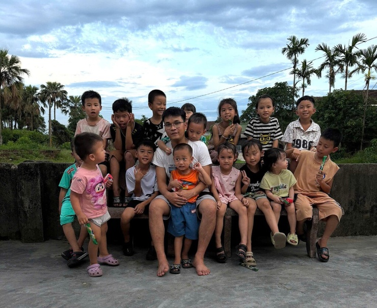 Anh Nguyễn Văn Tuấn và những em nhỏ đang theo học lớp "Dạ, con chào chú Tuấn" để rèn tính kỷ luật ở thôn Đại Tăng, xã Cẩm Duệ, Hà Tĩnh. Ảnh: Nhân vật cung cấp