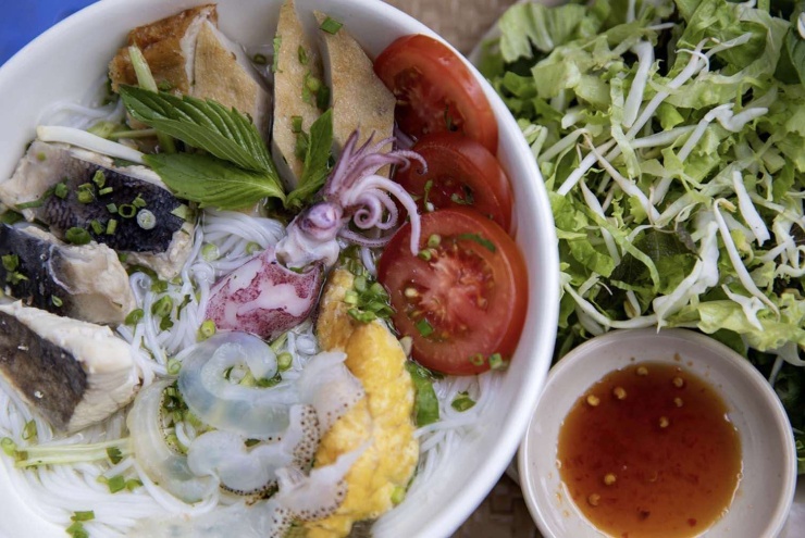 Món bún cá Nha Trang cũng là một trong những món ăn được nhiều du khách tìm thưởng thức. (Ảnh: Vietravel)