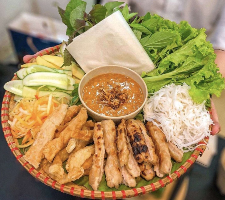 Món nem nướng Nha Trang được trang trí đẹp mắt, hấp dẫn. (Ảnh: Vietravel)