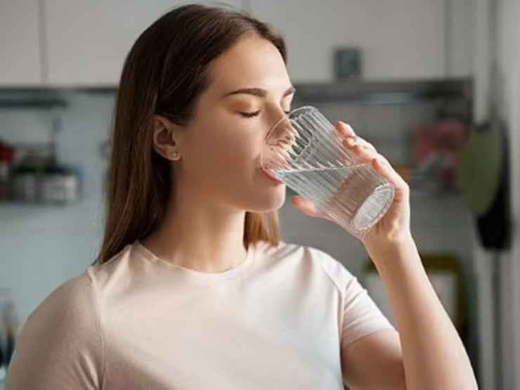 Mỗi người nên uống đủ theo nhu cầu, đặc biệt trong những ngày nắng nóng hoặc khi vận động khiến cơ thể mất nhiều mồ hôi, giúp bảo vệ thận.