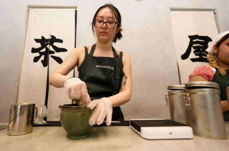 Michelle Yeung tự đánh matcha phục vụ khách. Ảnh: Mickey Todiwala