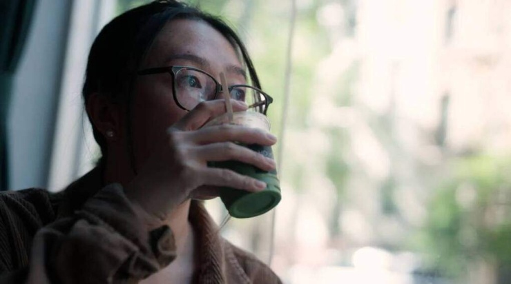 Cô gái trẻ nếm thử cốc matcha cô tự pha. Ảnh: Mickey Todiwala