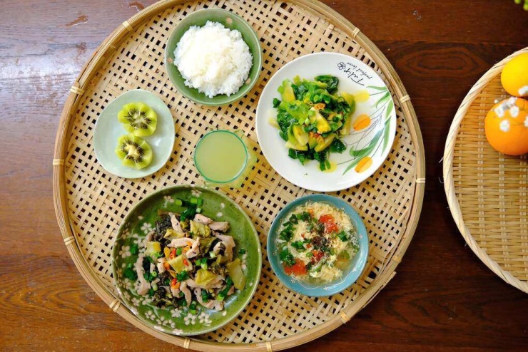 Những mâm cơm của Nhân thường có nhiều món, thay đổi theo nguyên liệu sẵn có và khẩu vị trong ngày. Anh thích các món đậm hương vị quê nhà, có cơm, rau, món mặn, canh hoặc món xào.