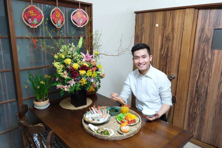 Lê Đức Nhân, 32 tuổi, hiện sống và làm việc tại tỉnh Gunma. Trên trang cá nhân, anh thường chia sẻ những mâm cơm tự nấu với nhiều món mang hương vị Việt, từ cá kho, rau luộc đến các món canh, xào quen thuộc.