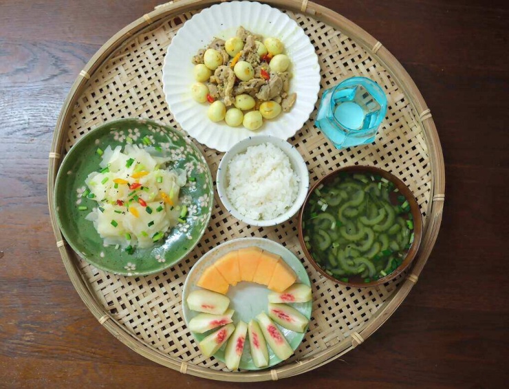 Sau biến cố, Nhân có thời gian sống tại Trung tâm Bảo trợ trẻ em tỉnh Bình Dương. Ở đó, nấu ăn trở thành công việc hàng ngày của anh. Mỗi lần xào rau cho 30-40 người, Nhân phải gồng hết sức để nhấc chiếc chảo lớn. Dù vất vả, những bữa ăn tập thể ấy lại là ký ức nhiều niềm vui với Nhân.