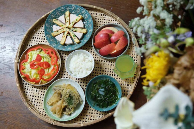 Dù từng đi hết 47 tỉnh thành Nhật Bản và thưởng thức nhiều đặc sản địa phương, anh vẫn nói bữa cơm tự nấu ở nhà là ngon nhất. "Không cơm đâu ngon bằng cơm nhà và cũng không ai chăm sóc mình tốt hơn chính bản thân mình", anh nói.