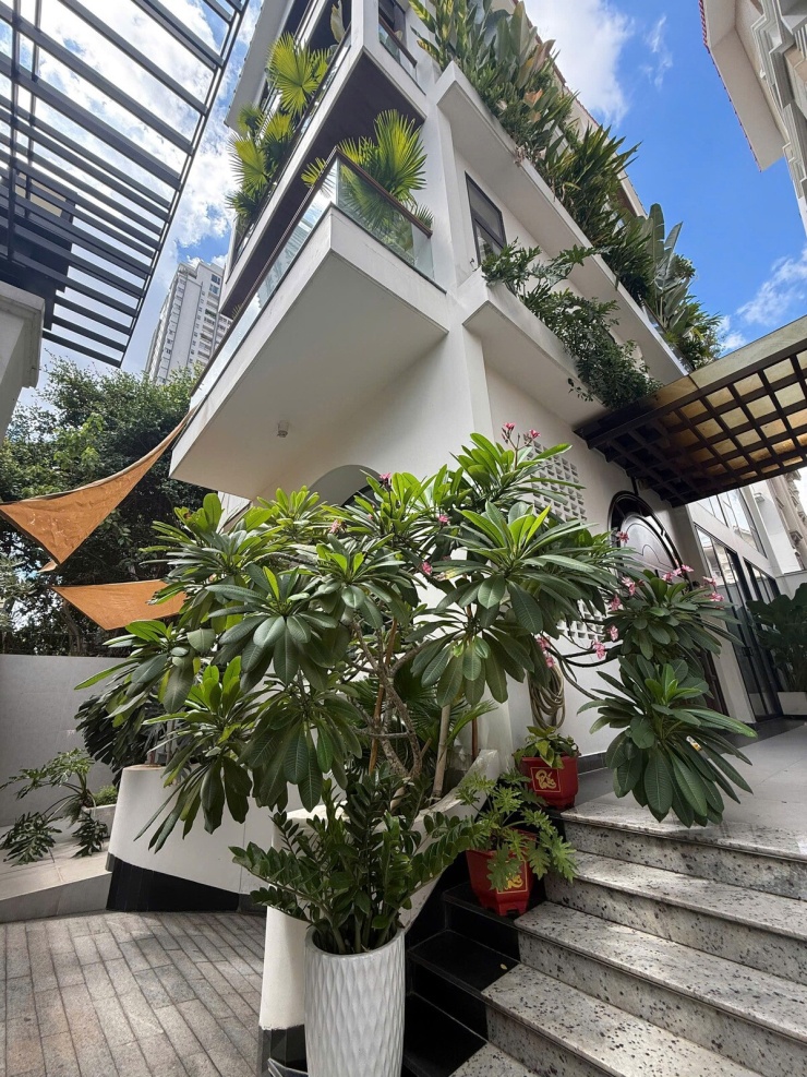Vợ chồng Vân Trang cùng 4 con hiện sống trong căn biệt thự rộng 1.000 m2 tại phường Tân Hưng.