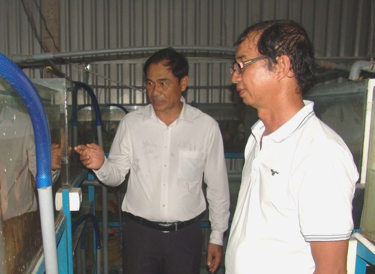Anh Sơn trong phòng nuôi cá cảnh. Ảnh: T.Đ