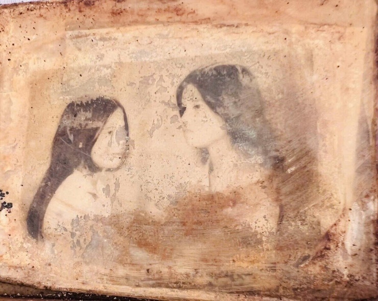 Album được tìm thấy trong phần mộ có nhiều ảnh chụp các cô gái trẻ. Một số bức đã phai mờ theo thời gian, không còn thấy rõ bối cảnh.