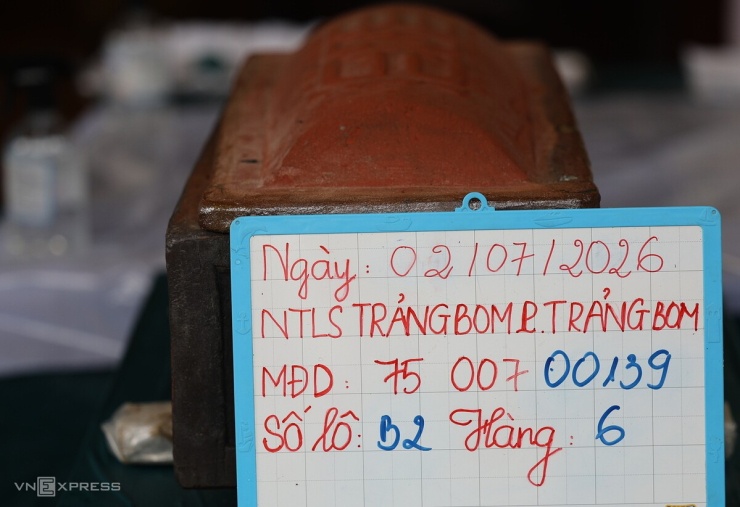 Nhân viên Trạm Y tế phường Trảng Bom đánh dấu ký hiệu, lấy mẫu sinh học từ quách liệt sĩ theo quy trình, trước khi chuyển đi xét nghiệm ADN.