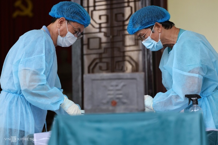 Nhân viên Trạm Y tế phường Trảng Bom đánh dấu ký hiệu, lấy mẫu sinh học từ quách liệt sĩ theo quy trình, trước khi chuyển đi xét nghiệm ADN.