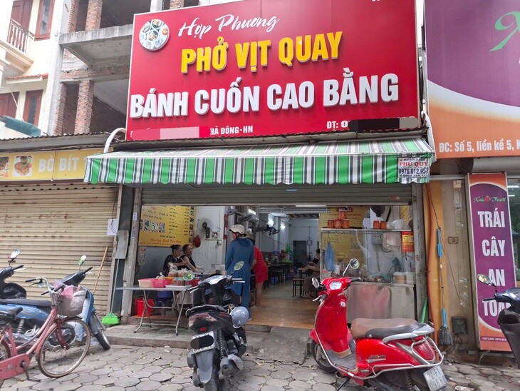 Cửa hàng Bánh cuốn Cao Bằng ở Hà Đông, Hà Nội tăng thêm 5.000 đồng mỗi suất thời điểm giá xăng tăng cao, nhưng hiện vẫn giữ nguyên giá dù giá xăng đã giảm. Ảnh: Quỳnh Mai.