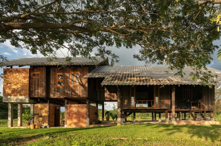 Công trình bám theo độ dốc khu đất. Khối nhà chính có hình thức như hai nhà gỗ mái dốc nối tiếp nhau.