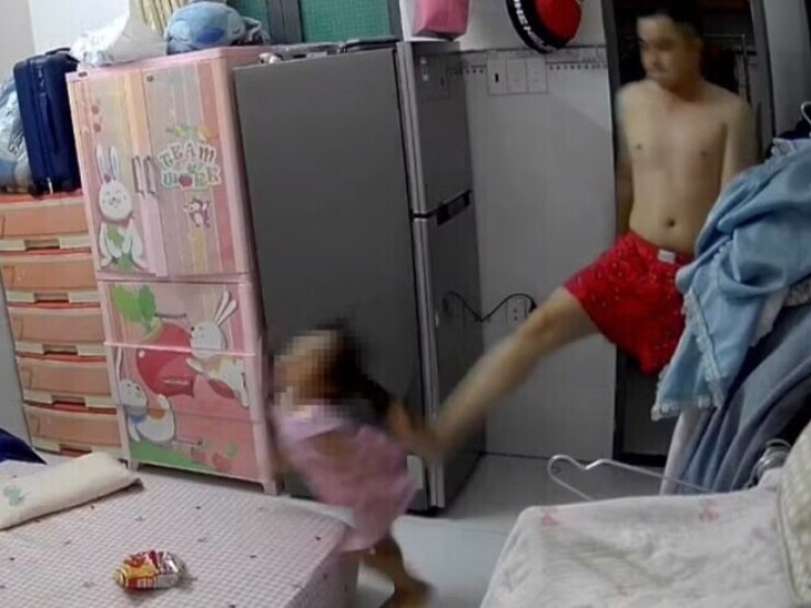 [Clip] Bé gái 3 tuổi ở TPHCM bị chồng hờ của mẹ đánh đập, bóp cổ gây phẫn nộ