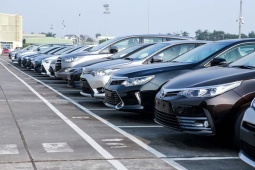 Xe mới đồng loạt giảm giá sâu, người mua vẫn tiếp tục chờ đợi