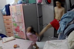 [Clip] Bé gái 3 tuổi ở TPHCM bị chồng hờ của mẹ đánh đập, bóp cổ gây phẫn nộ
