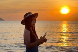 Giới trẻ check in bình minh trên biển đẹp như phim điện ảnh