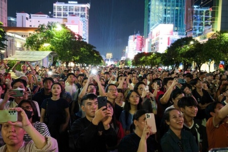 Bờ sông Sài Gòn kín người xem pháo hoa tầm cao 15 phút