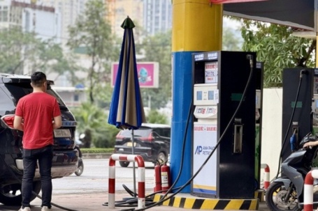 Giá xăng dầu đồng loạt giảm, xăng E10, E5, dầu diesel còn bao nhiêu tiền/lít?
