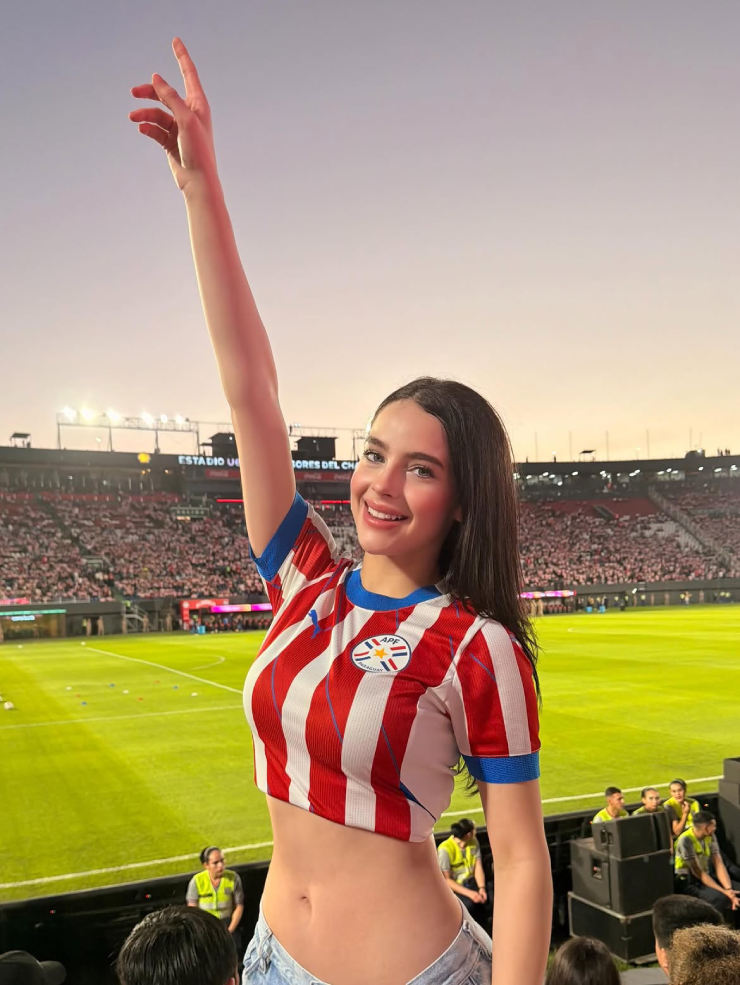 Cận cảnh nhan sắc "vô thực" của Naiel Aguilera trên khán đài World Cup 2026 khiến hàng triệu cổ động viên bóng đá toàn cầu ngỡ ngàng.
