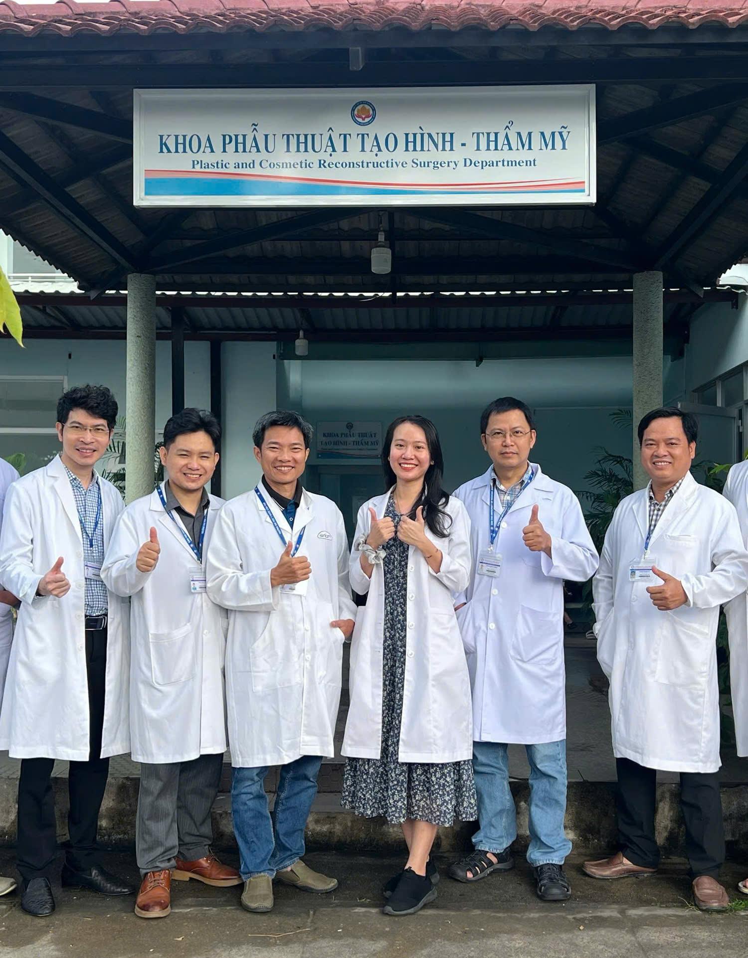BS Hùng (đứng thứ 2 bên trái) chụp cùng đồng nghiệp của ông.