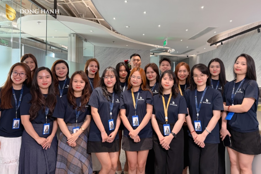 Đội ngũ tư vấn của Đồng Hành hỗ trợ khách hàng lựa chọn chương trình đầu tư định cư phù hợp