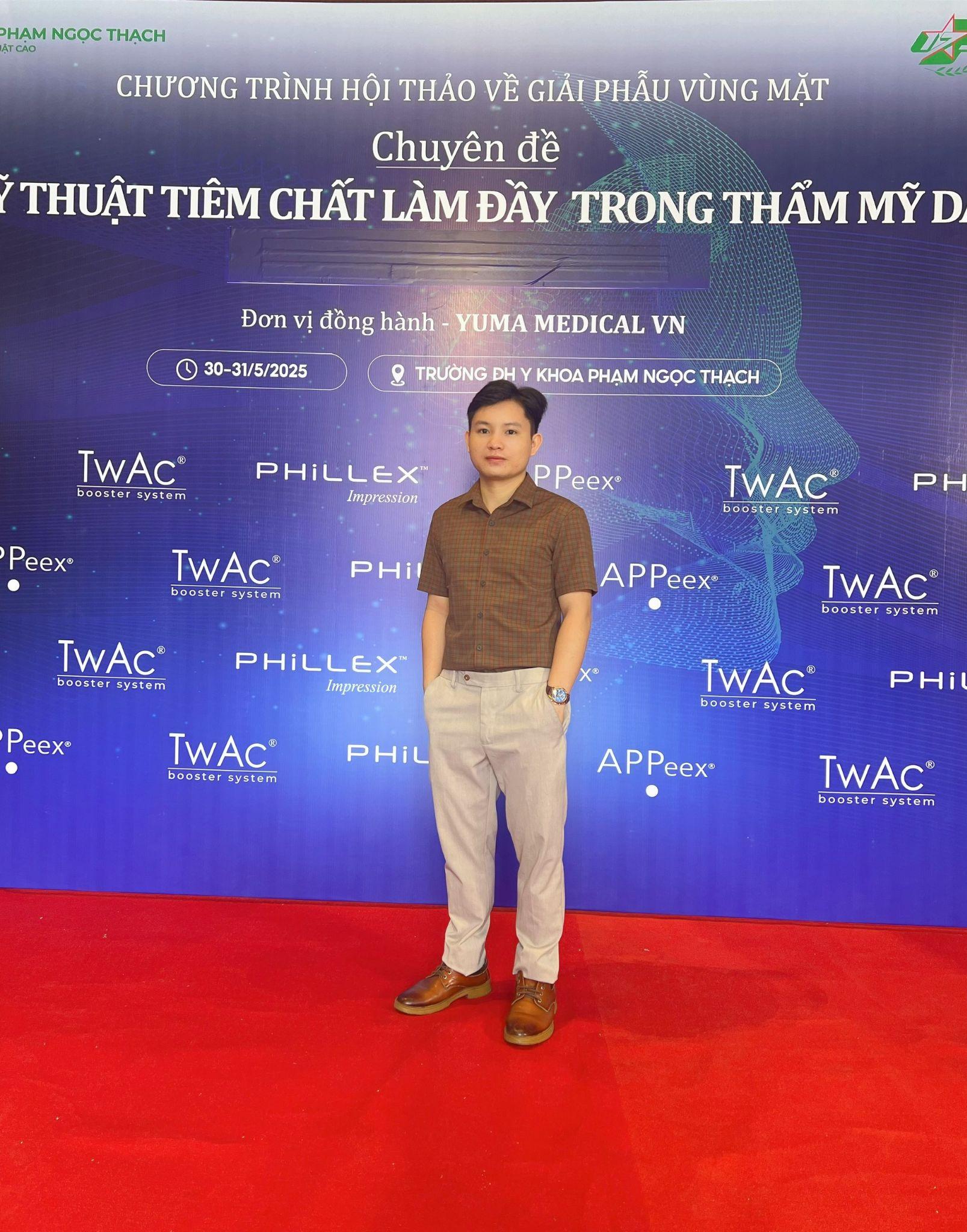 BS Hùng thường xuyên tham gia các khóa đào tạo nâng cao tay nghề.