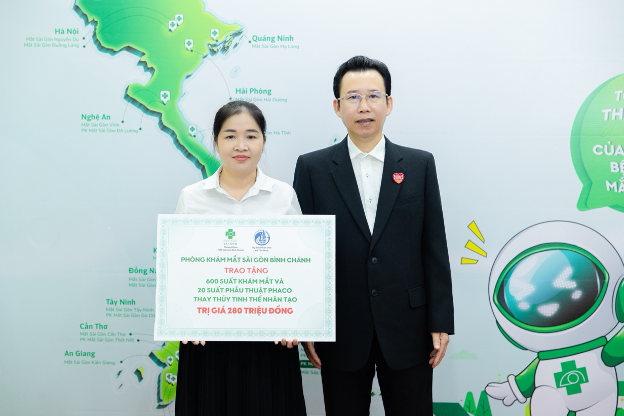 Phòng khám Mắt Sài Gòn Bình Chánh trao tặng 600 suất khám mắt miễn phí và 20 suất phẫu thuật Phaco cho người dân có hoàn cảnh khó khăn tại xã Tân Nhựt.